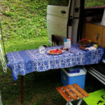 Hora de dinar al càmping, sota la pluja
